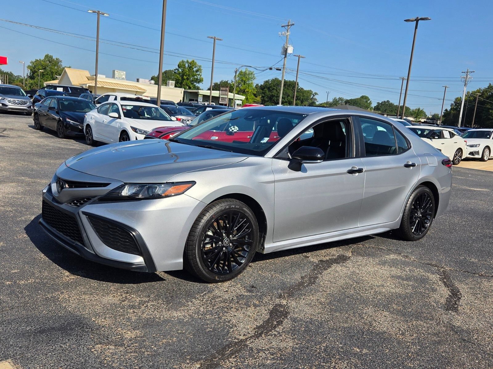 Used 2022 Toyota Camry SE w/ Convenience Package FWD image 3
