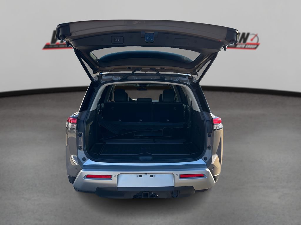 Used 2024 Nissan Pathfinder Platinum w/ Cargo Package image 11