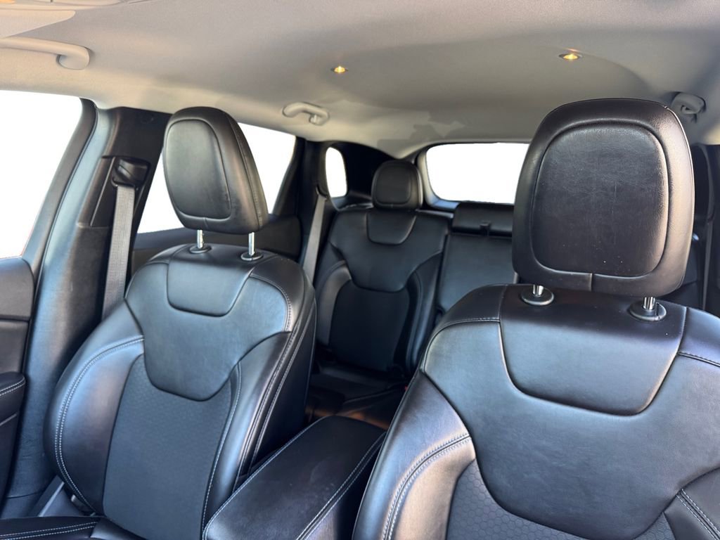 Used 2020 Jeep Cherokee Latitude Plus w/ Cold Weather Group AWD/4WD image 20