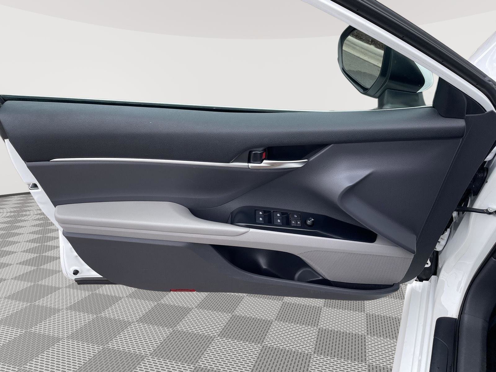 Used 2020 Toyota Camry LE image 22