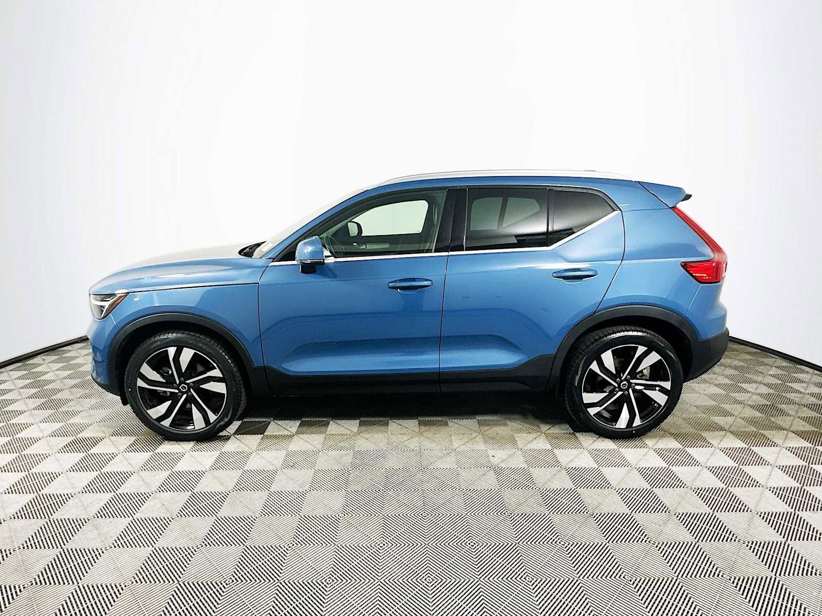Used 2023 Volvo XC40 B5 Ultimate w/ Protection Package Premier image 4