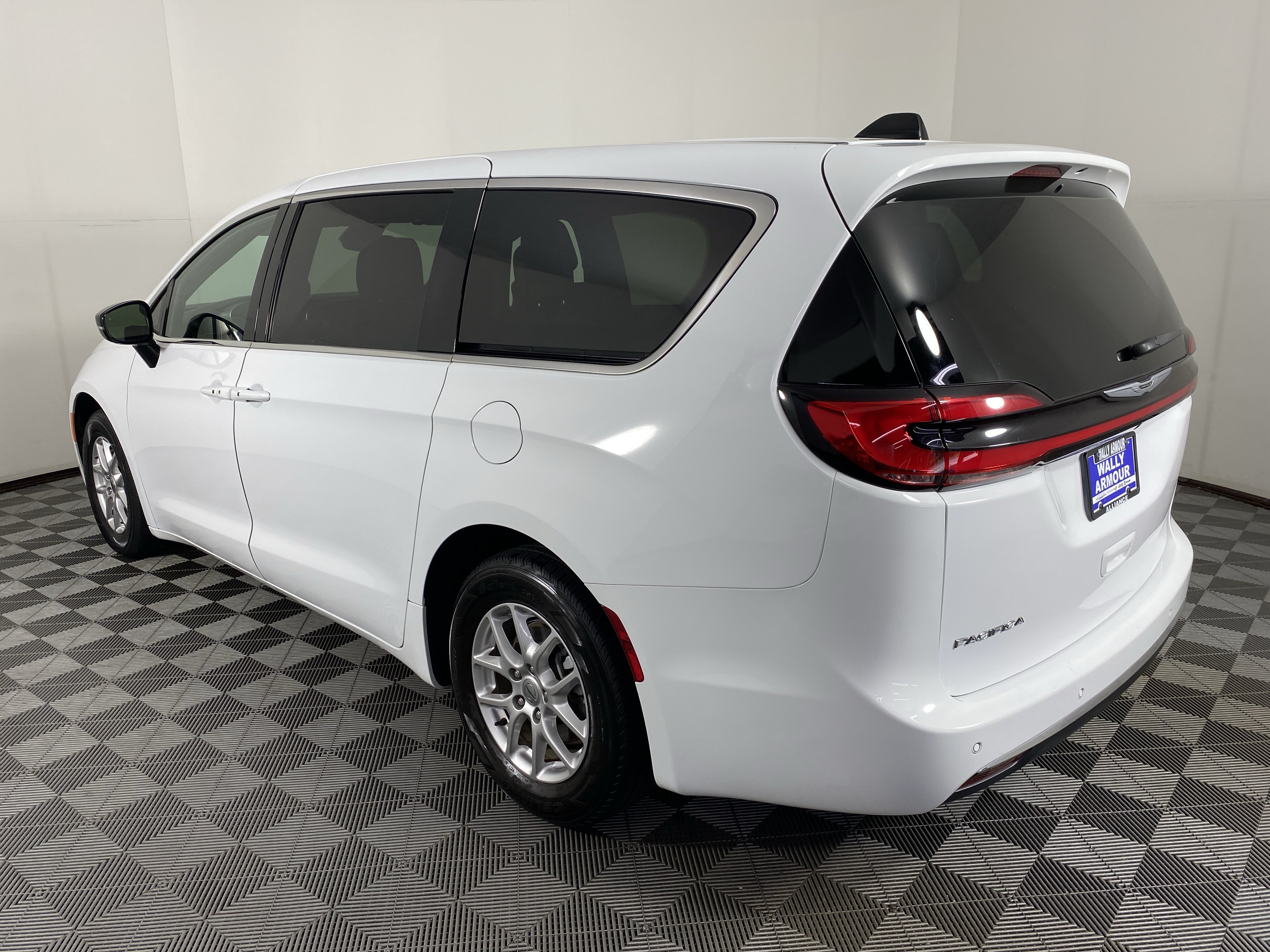 Used 2025 Chrysler Pacifica Select FWD image 9