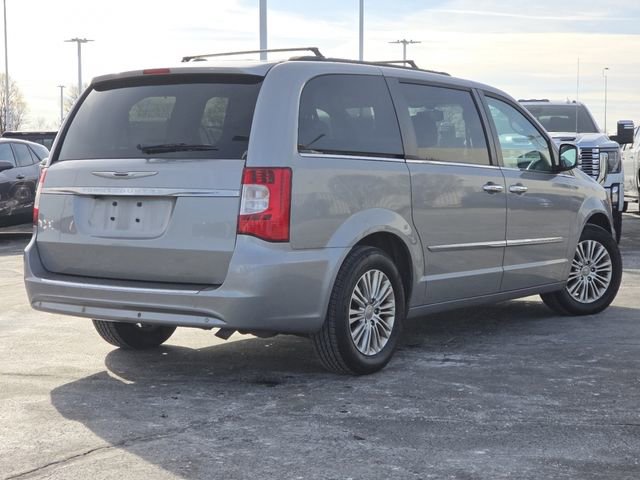 Used 2013 Chrysler Town & Country Touring-L w/ Driver Convenience Group image 19