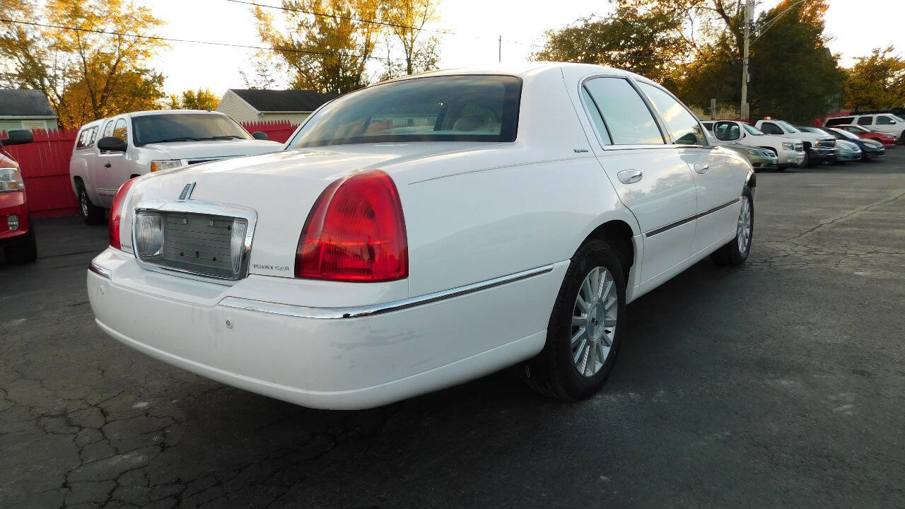 Used 2004 Lincoln Town Car Signature image 12
