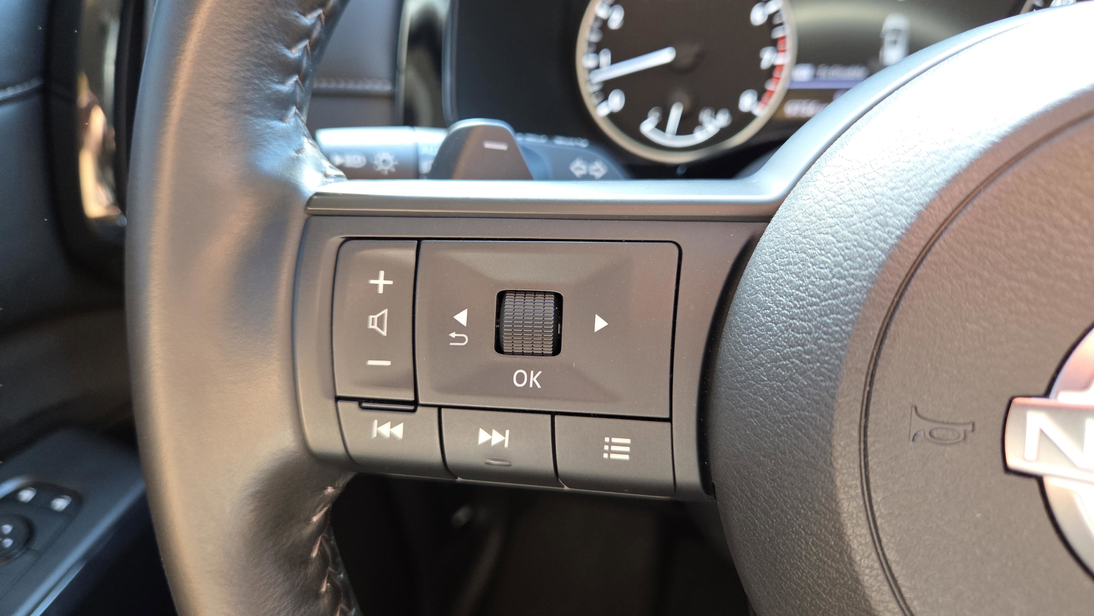 Certified 2025 Nissan Pathfinder SV image 32