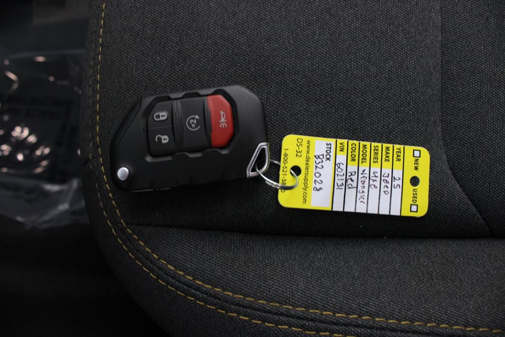 Used 2025 Jeep Wrangler Unlimited Sahara AWD/4WD image 7