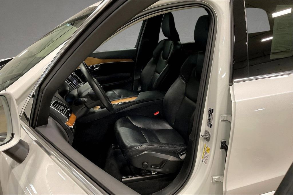 Certified 2022 Volvo XC90 T6 Momentum w/ Advanced Package AWD/4WD image 21