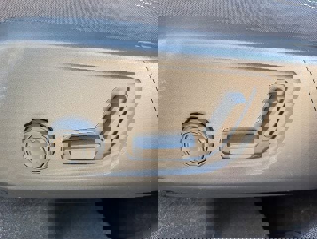 Used 2023 Volvo XC40 B5 Core image 22