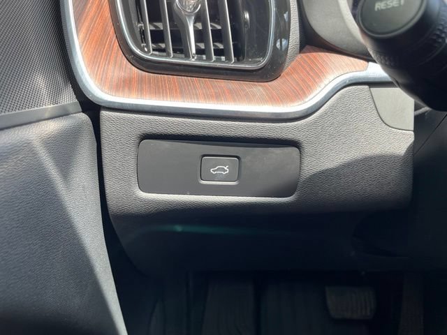 Used 2024 Volvo XC60 B5 Plus AWD/4WD image 17