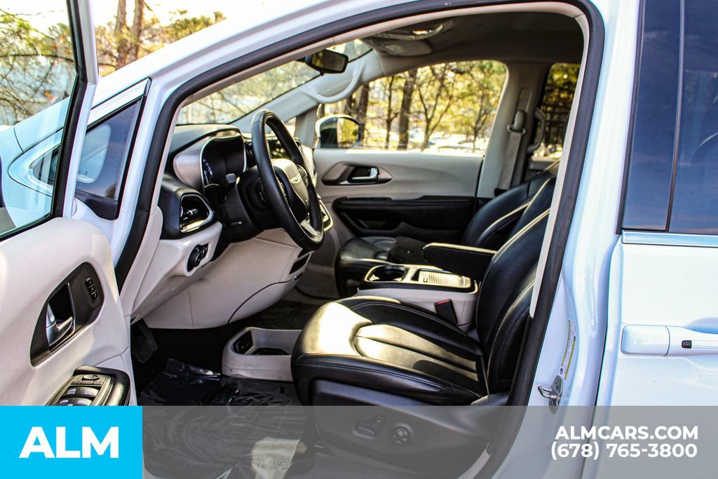 Used 2023 Chrysler Pacifica Touring-L image 17