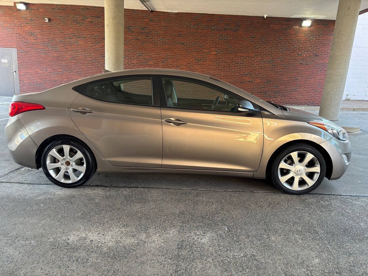 Used 2012 Hyundai Elantra Limited FWD image 4
