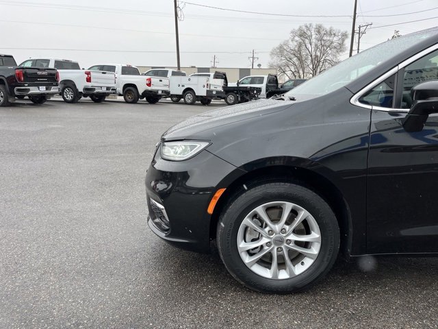 Used 2022 Chrysler Pacifica Touring image 4