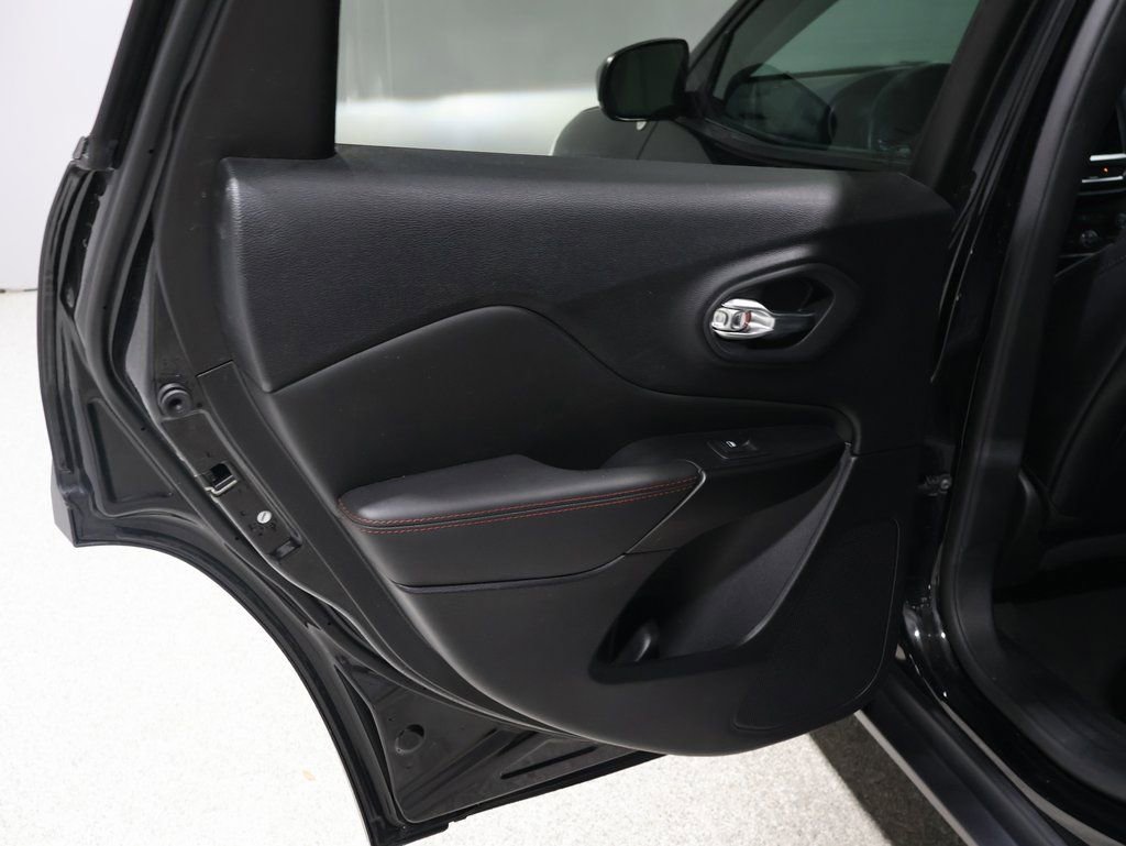 Used 2022 Jeep Cherokee Trailhawk w/ Comfort/Convenience Group image 17