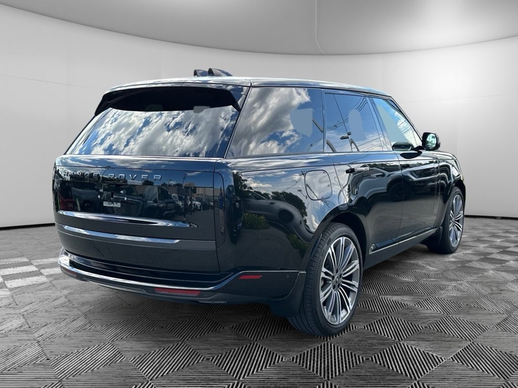 Used 2025 Land Rover Range Rover SE AWD/4WD image 10