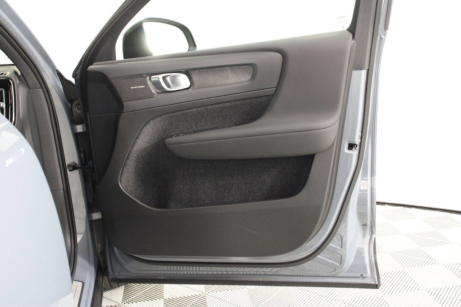 Certified 2023 Volvo C40 P8 Recharge Ultimate w/ Protection Package Premier AWD/4WD image 21