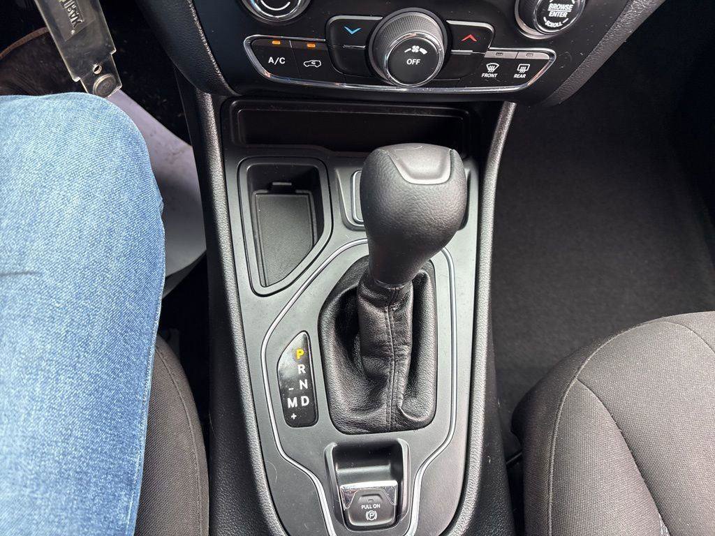 Used 2019 Jeep Cherokee Latitude w/ Cold Weather Group FWD image 23