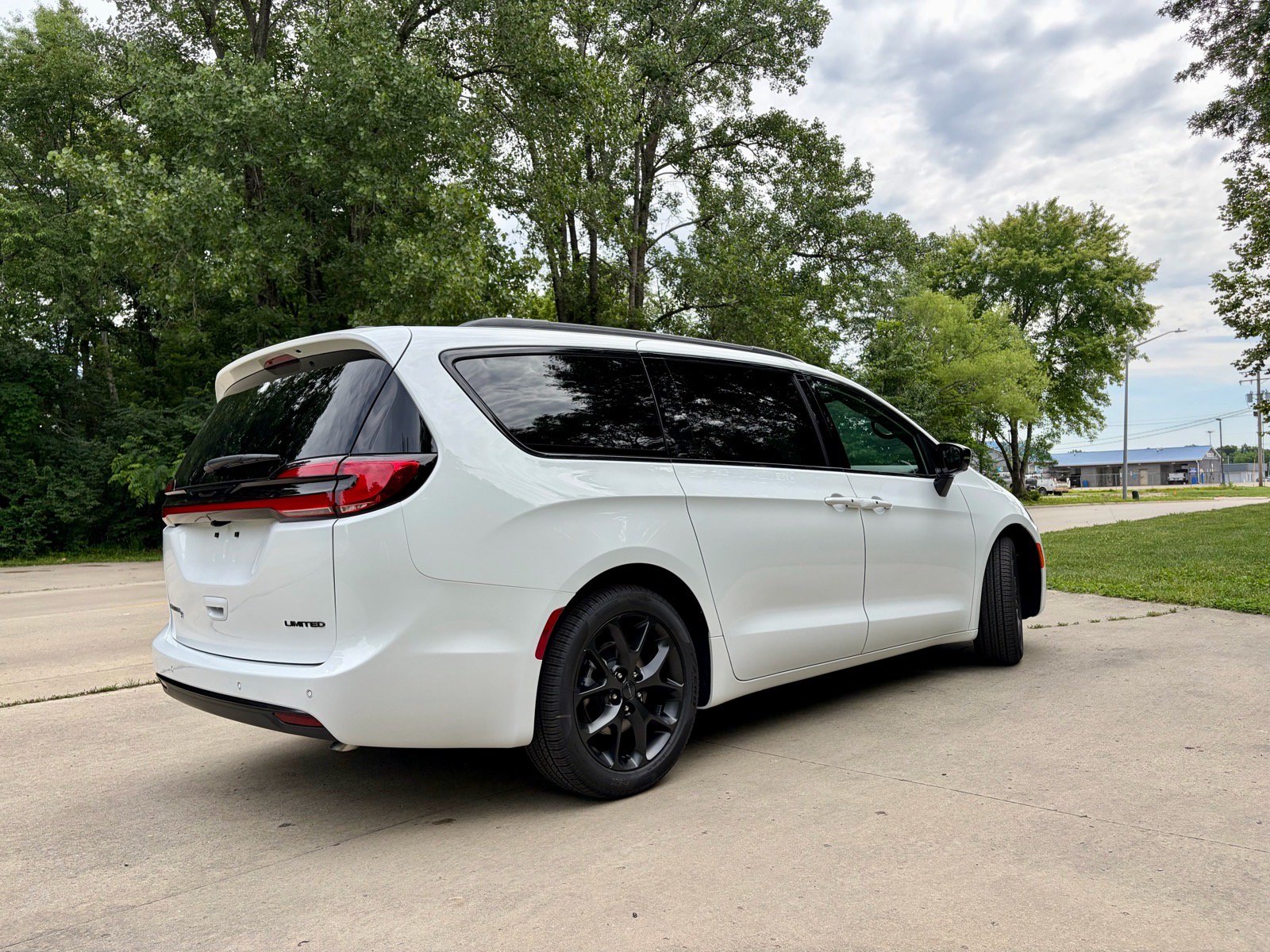 New 2027 Chrysler Pacifica Limited FWD image 10