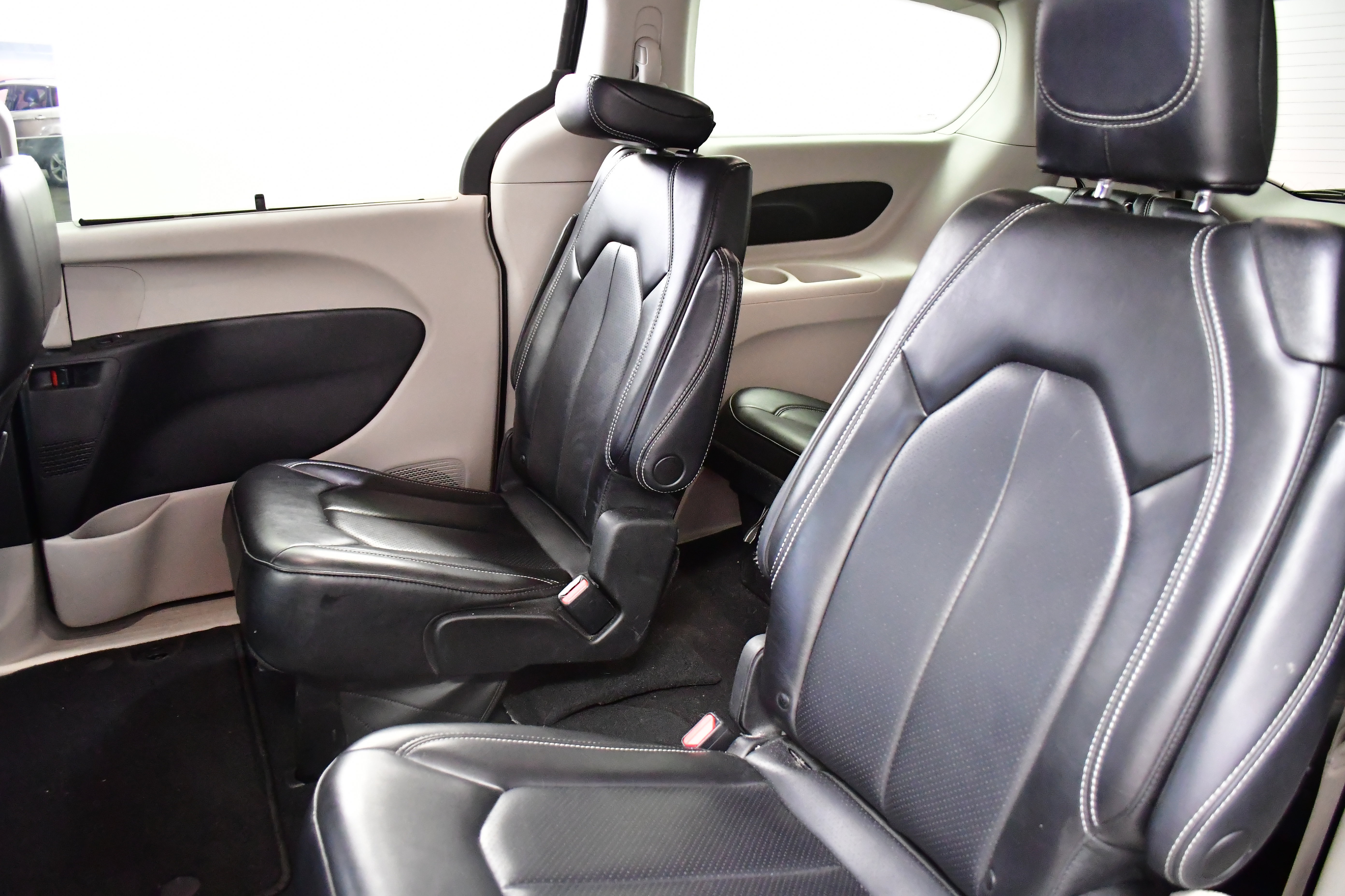 Used 2023 Chrysler Pacifica Touring-L FWD image 13