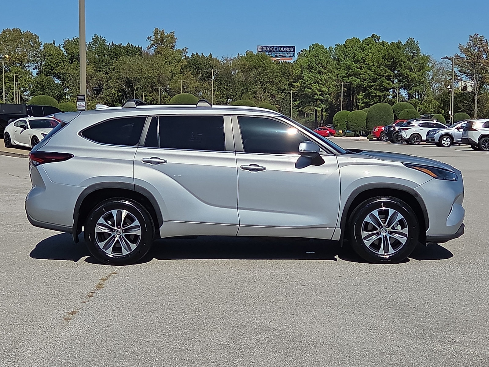Used 2024 Toyota Highlander XLE AWD/4WD image 6