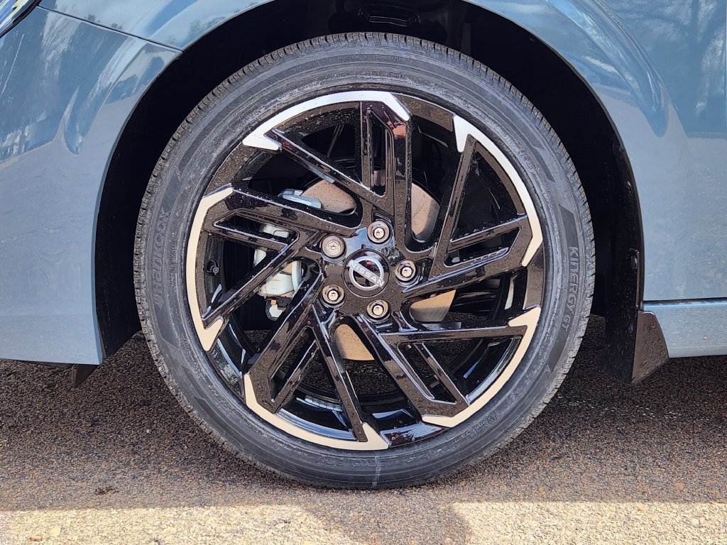 New 2027 Nissan Sentra SR w/ Floor Mat Package FWD image 9