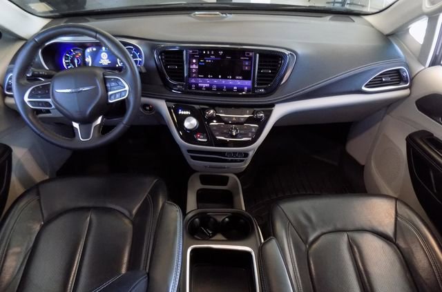 Used 2022 Chrysler Pacifica Touring-L image 11