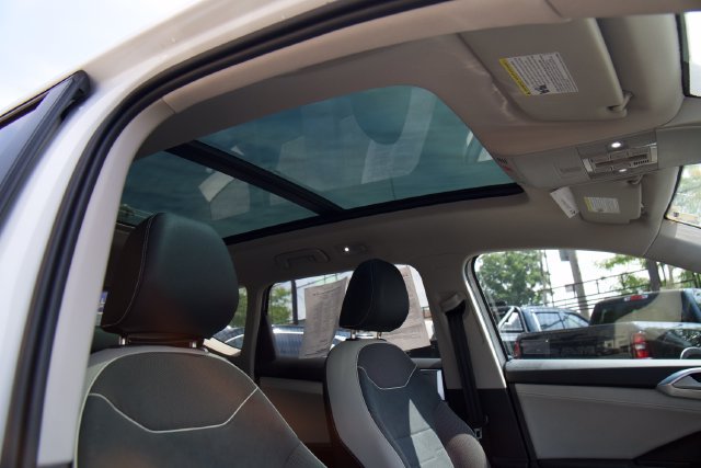 Used 2025 Volkswagen Taos SE w/ Panoramic Sunroof Package FWD image 28