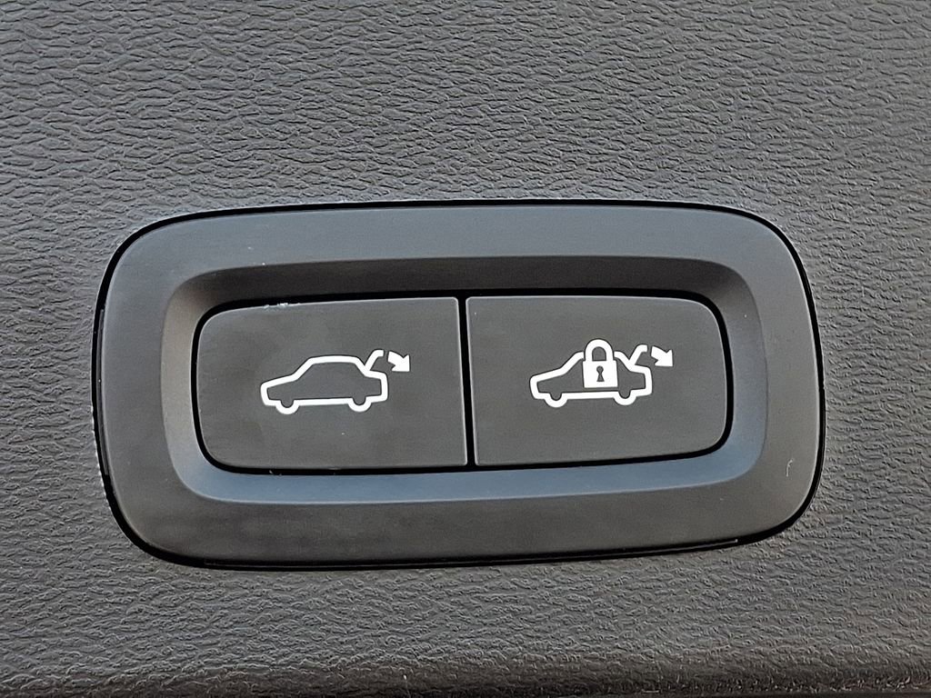 Used 2024 Volvo XC40 B5 Plus image 31