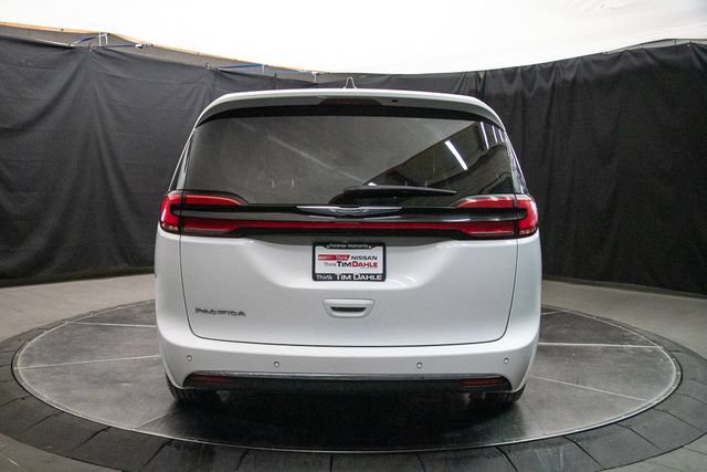 Used 2024 Chrysler Pacifica Touring-L FWD image 12