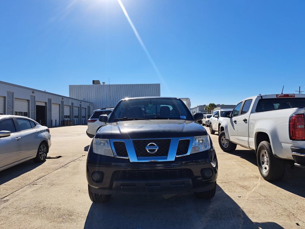 Used 2019 Nissan Frontier SV image 2