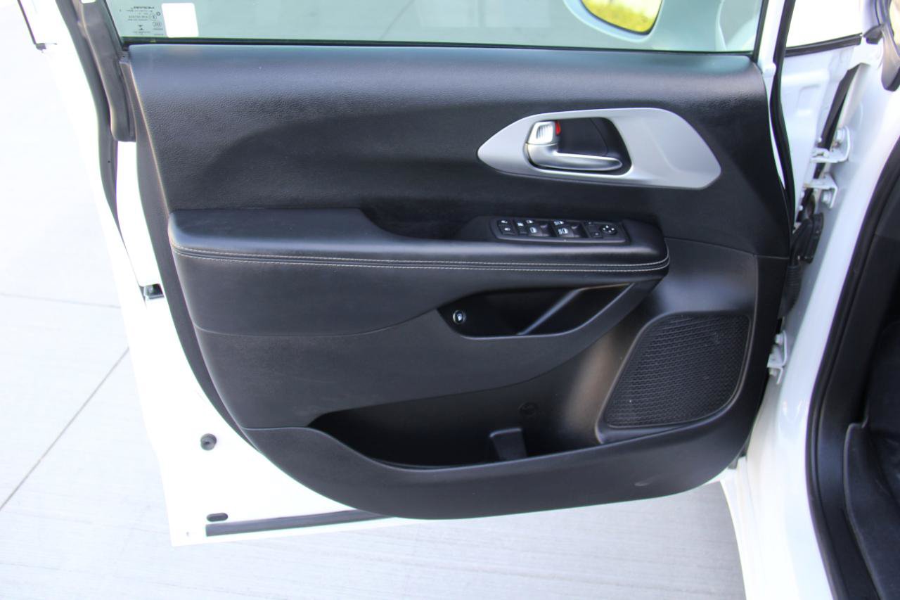 Used 2020 Chrysler Pacifica Touring-L w/ S Appearance Package FWD image 21