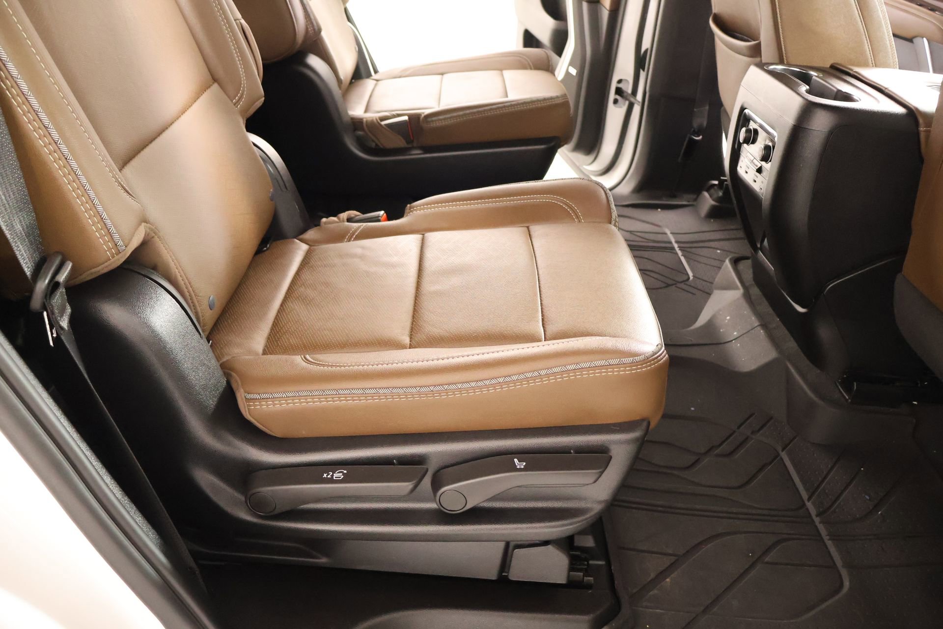Used 2024 Chevrolet Tahoe High Country AWD/4WD image 16