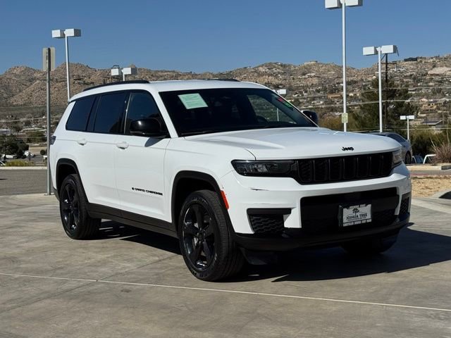 Used 2023 Jeep Grand Cherokee L Laredo image 2