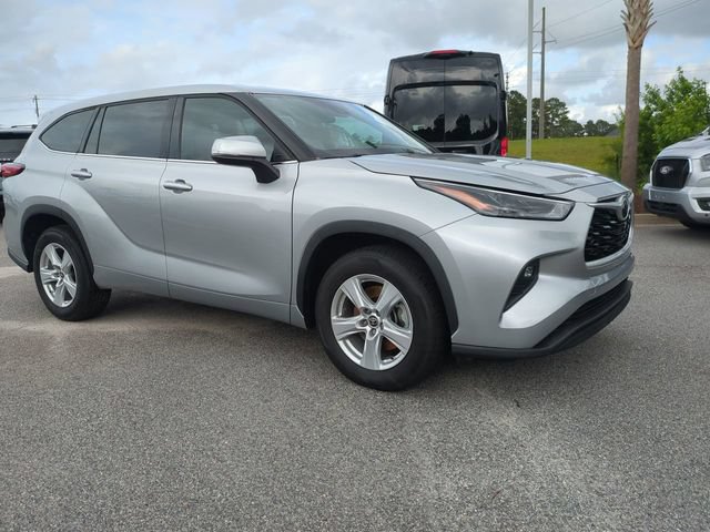 Used 2022 Toyota Highlander LE FWD image 2