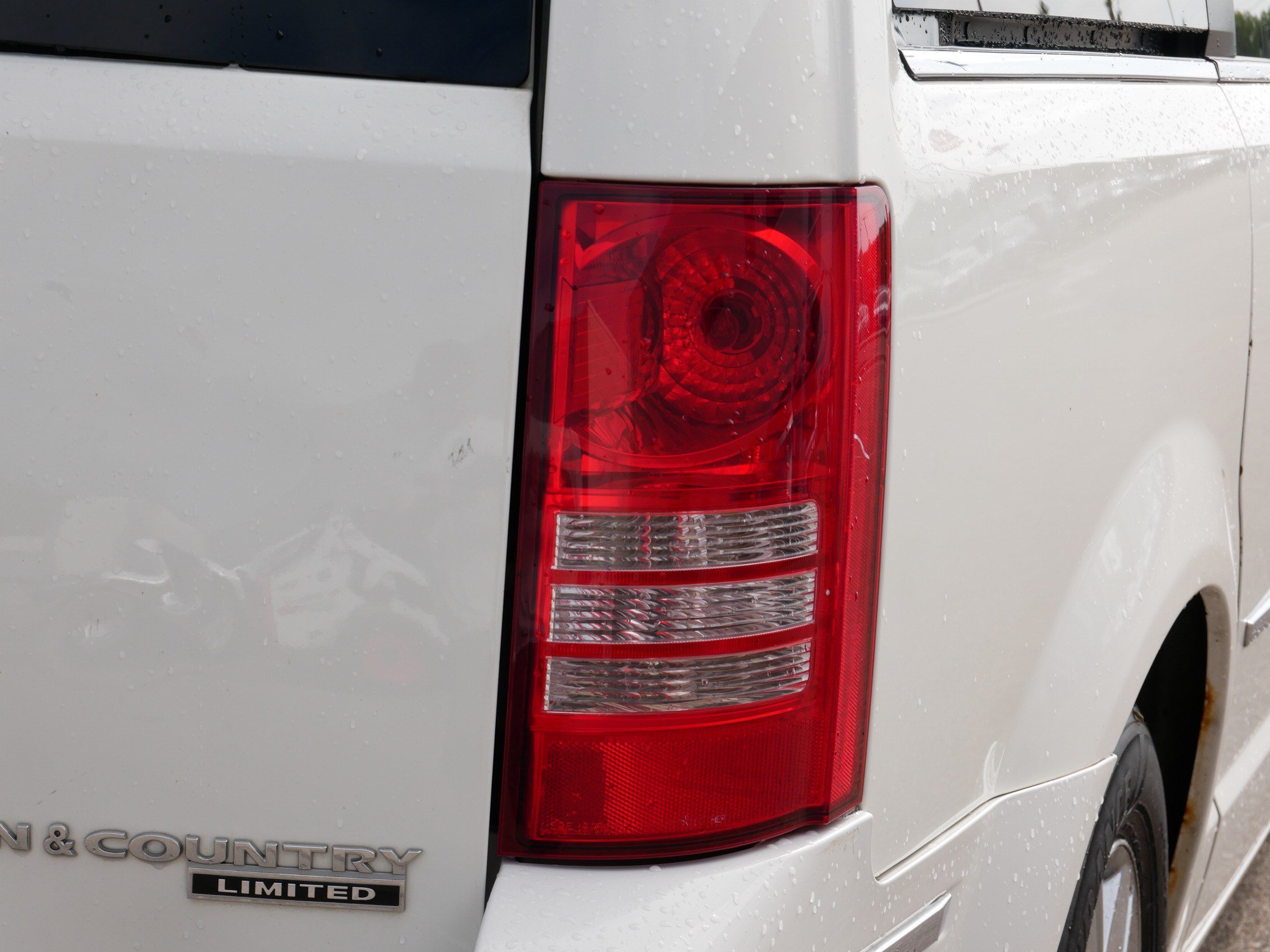 Used 2010 Chrysler Town & Country Limited FWD image 17