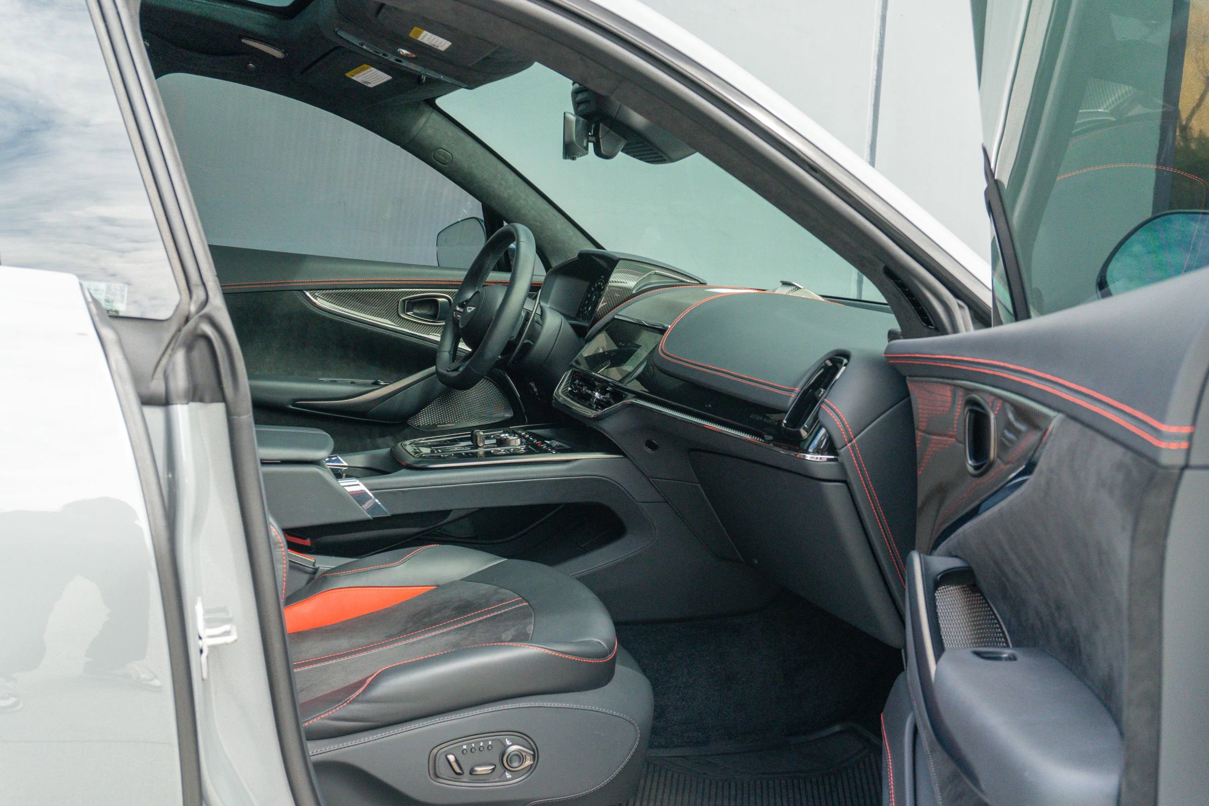 Used 2025 Aston Martin DBX 707 image 59