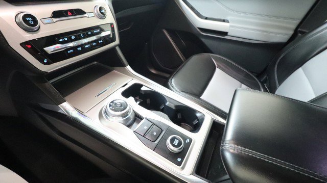 Used 2022 Ford Explorer XLT w/ Equipment Group 202A image 21