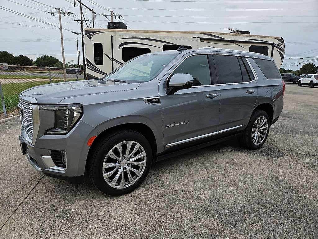 Used 2023 GMC Yukon Denali AWD/4WD image 2