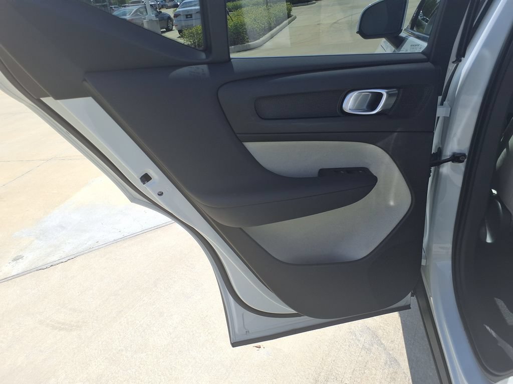 Used 2024 Volvo XC40 B5 Plus AWD/4WD image 17