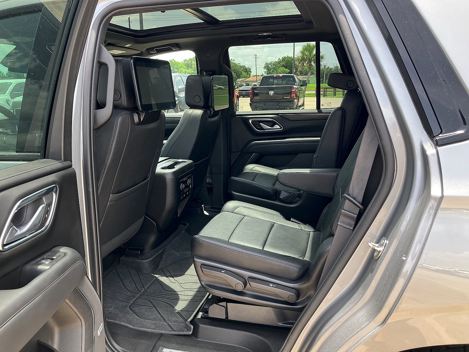 Used 2023 Chevrolet Tahoe Z71 w/ Z71 Off-Road Package AWD/4WD image 21