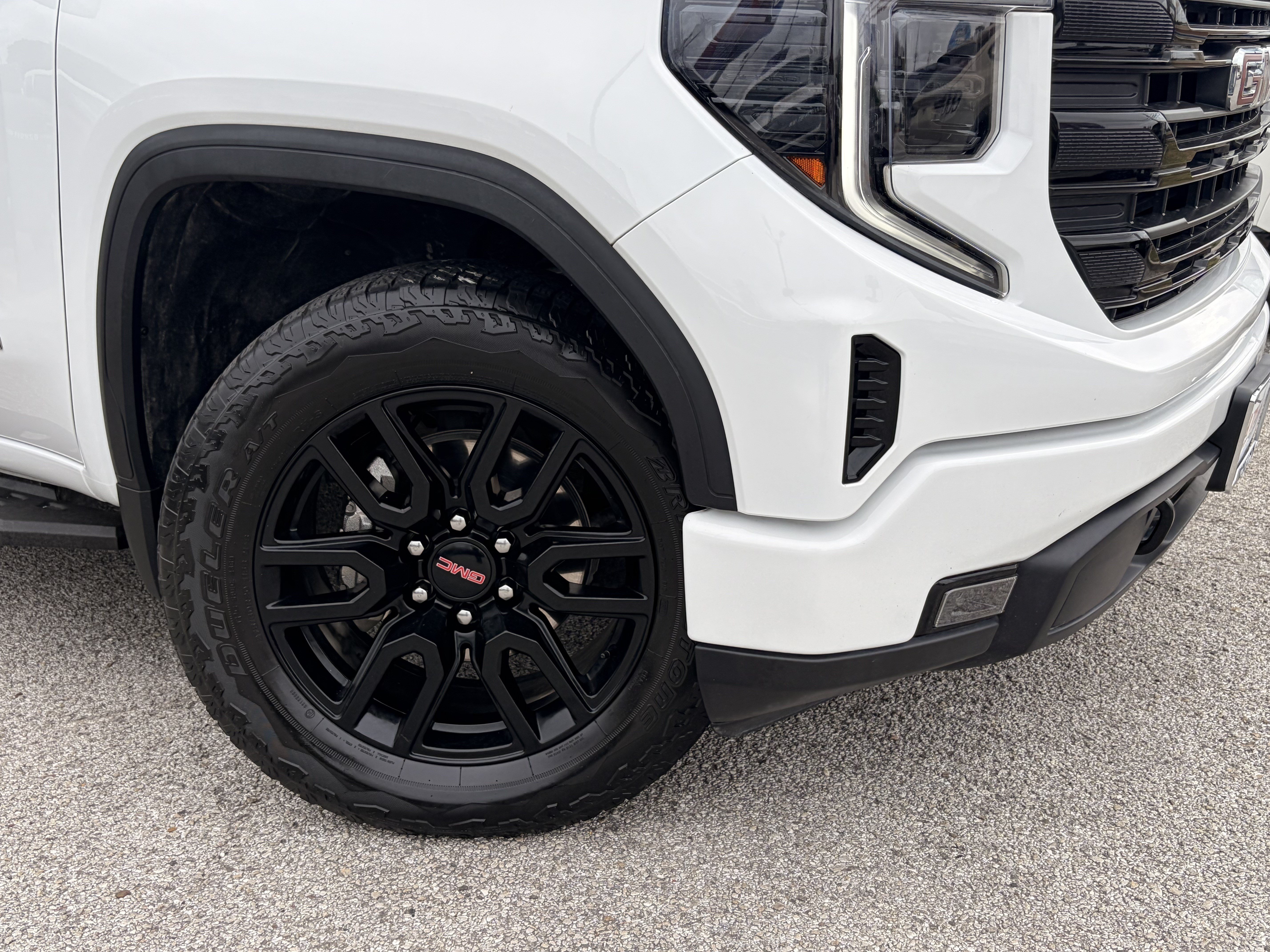 Used 2024 GMC Sierra 1500 Elevation AWD/4WD image 2