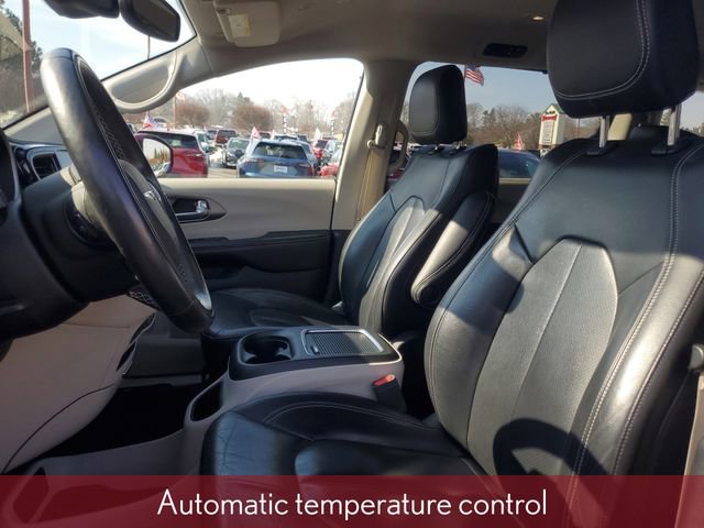 Used 2022 Chrysler Pacifica Touring-L image 17