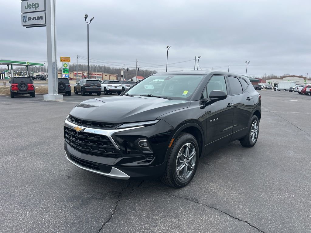Used 2025 Chevrolet Blazer LT FWD image 9