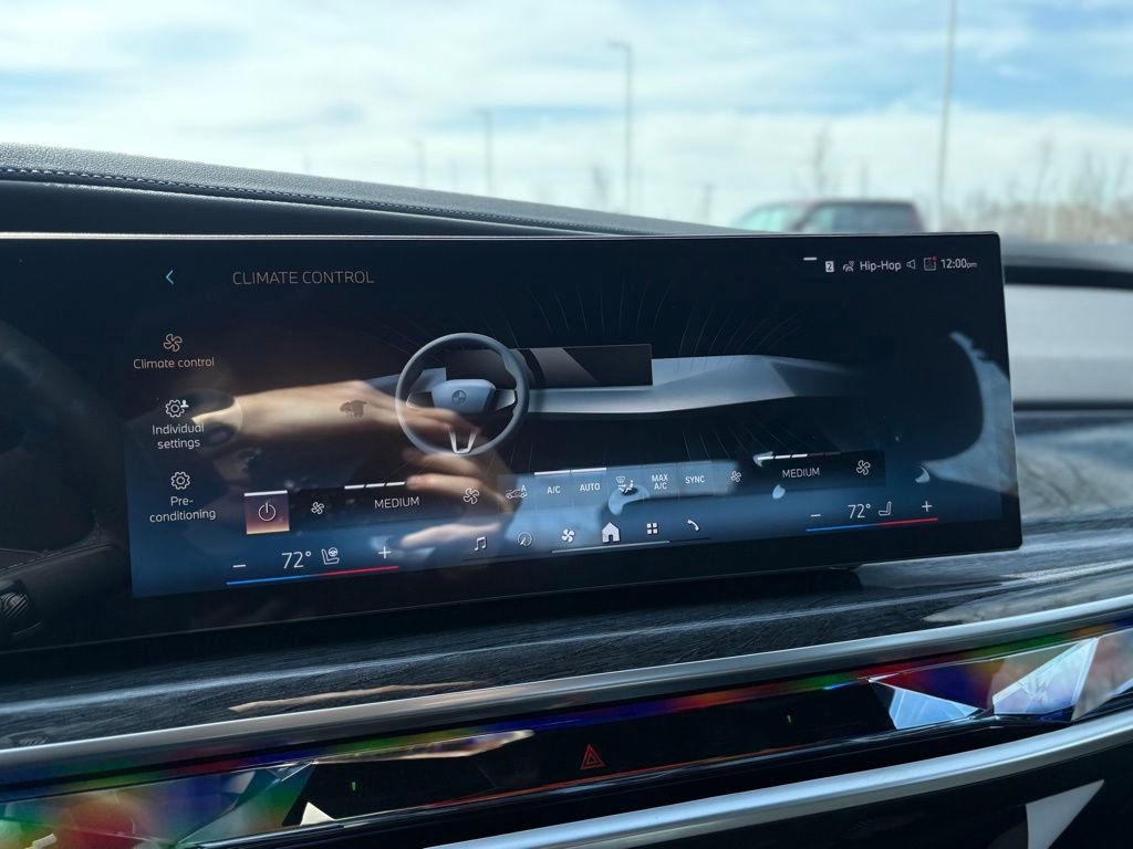 Used 2025 BMW i7 xDrive60 w/ Premium Package image 9