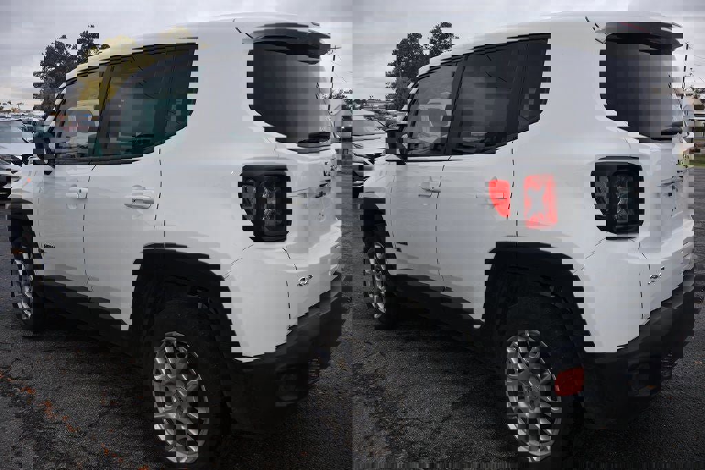 Used 2023 Jeep Renegade Latitude image 4