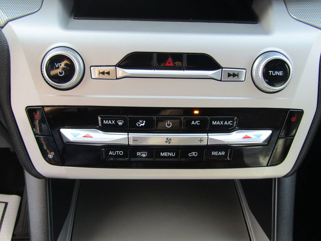 Used 2024 Ford Explorer XLT w/ Equipment Group 202A AWD/4WD image 28