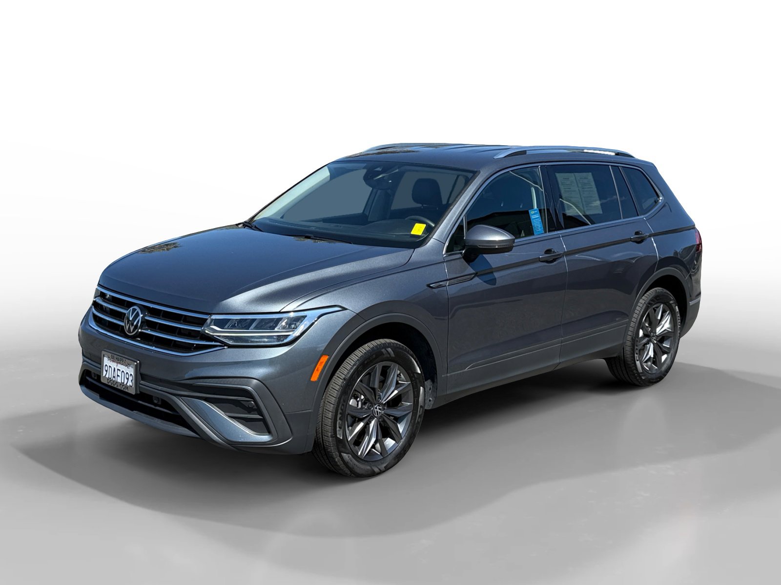 Certified 2022 Volkswagen Tiguan SE image 1