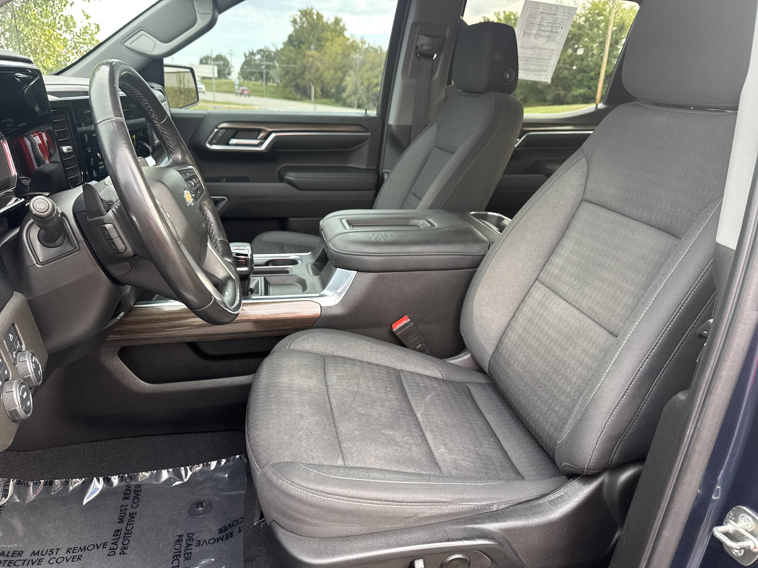 Used 2022 Chevrolet Silverado 1500 LT AWD/4WD image 3