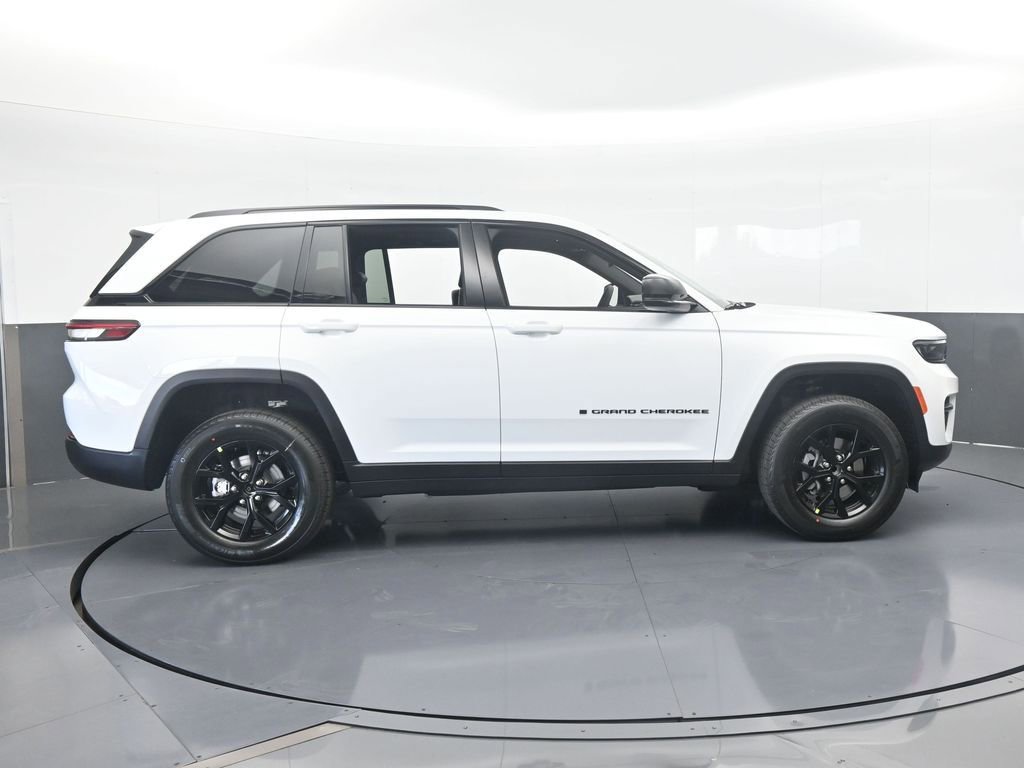 Used 2025 Jeep Grand Cherokee Altitude RWD image 7
