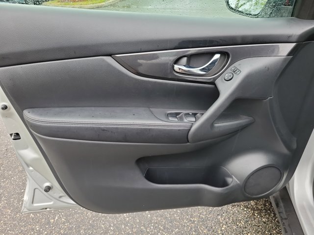 Used 2017 Nissan Rogue S image 18
