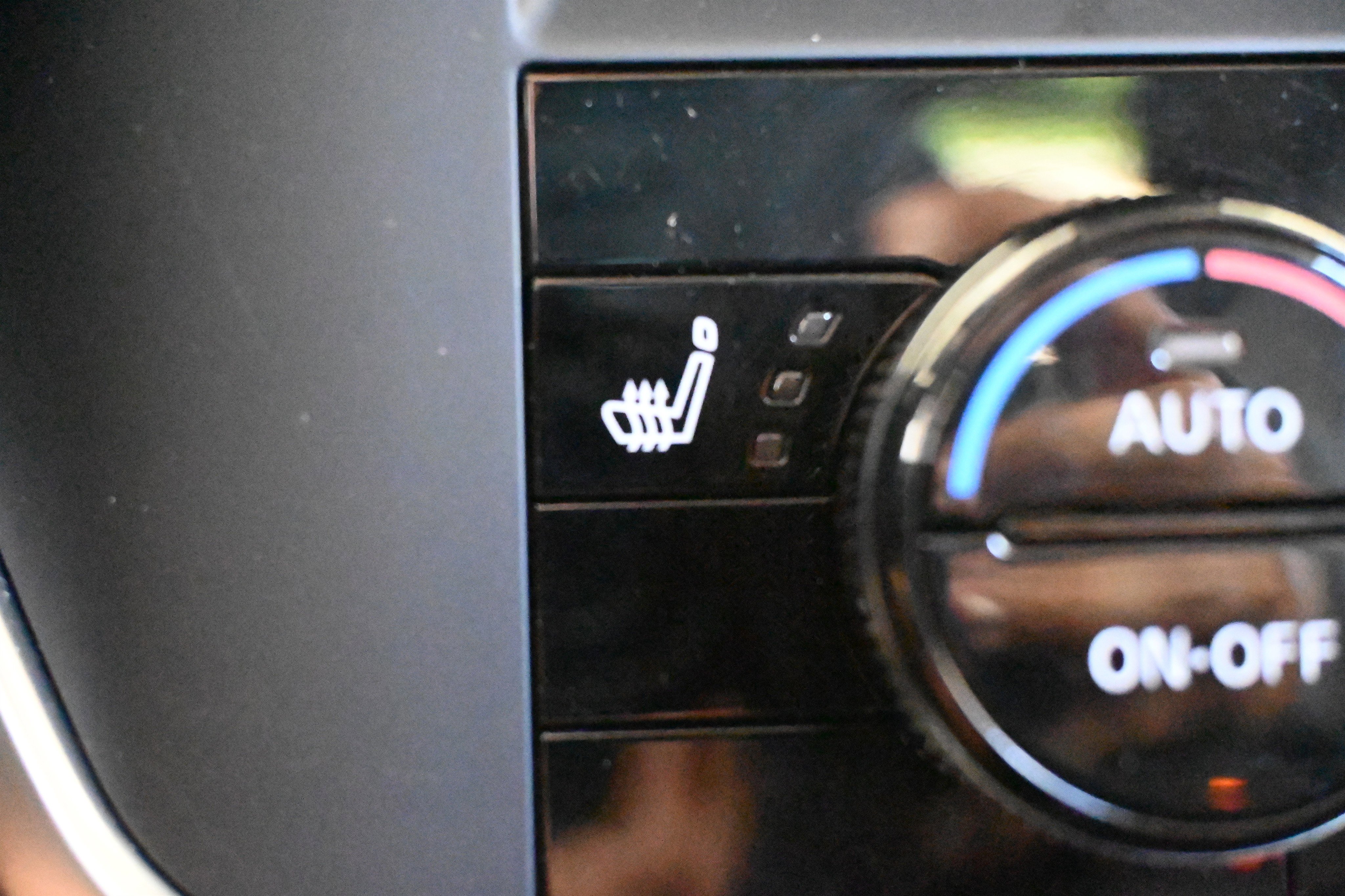 Used 2025 Nissan Rogue SV image 32